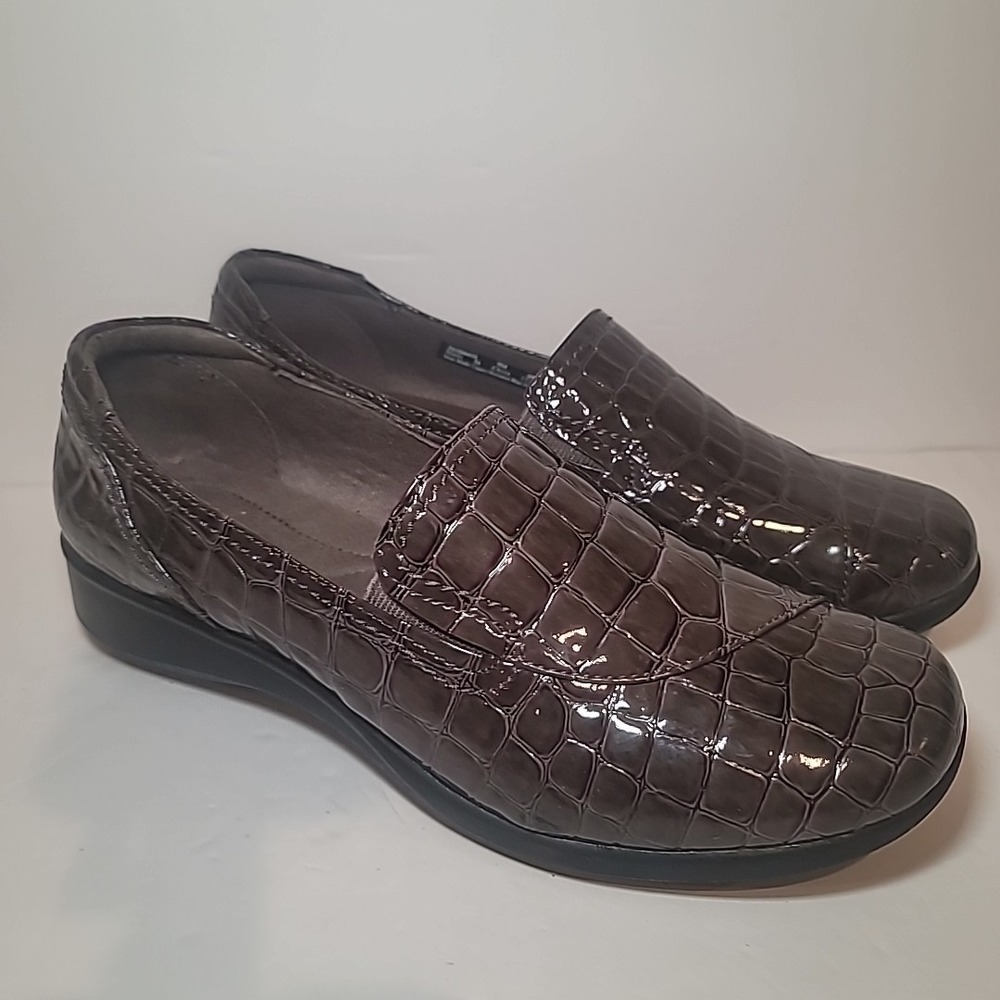 Clarks Women's Faux Alligator Slip On Loafer Shoes SZ 9M Brown - Picture 2 of 7